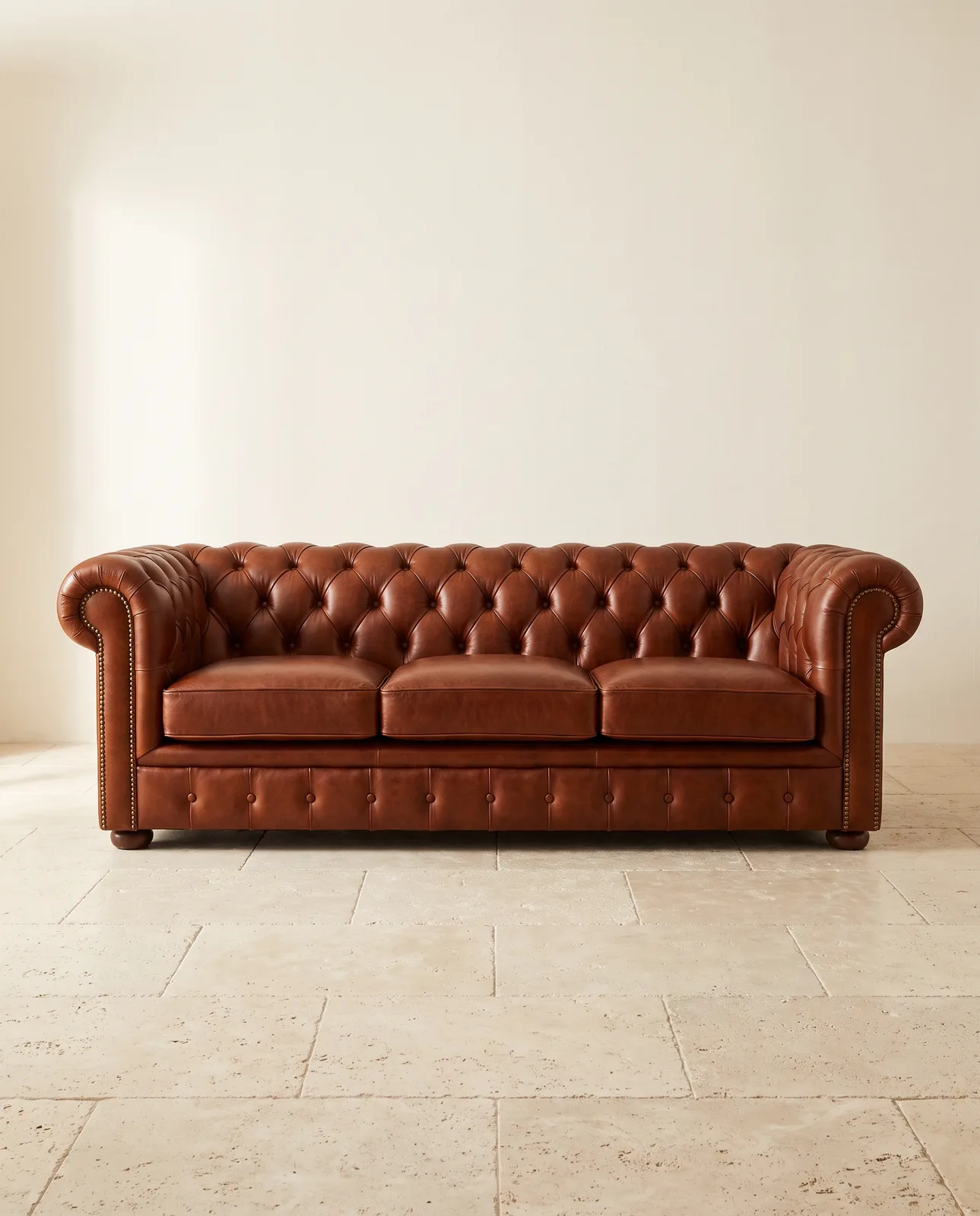 Ikonisches Möbelstück: Chesterfield-Sofa in Cognac-Anilinleder