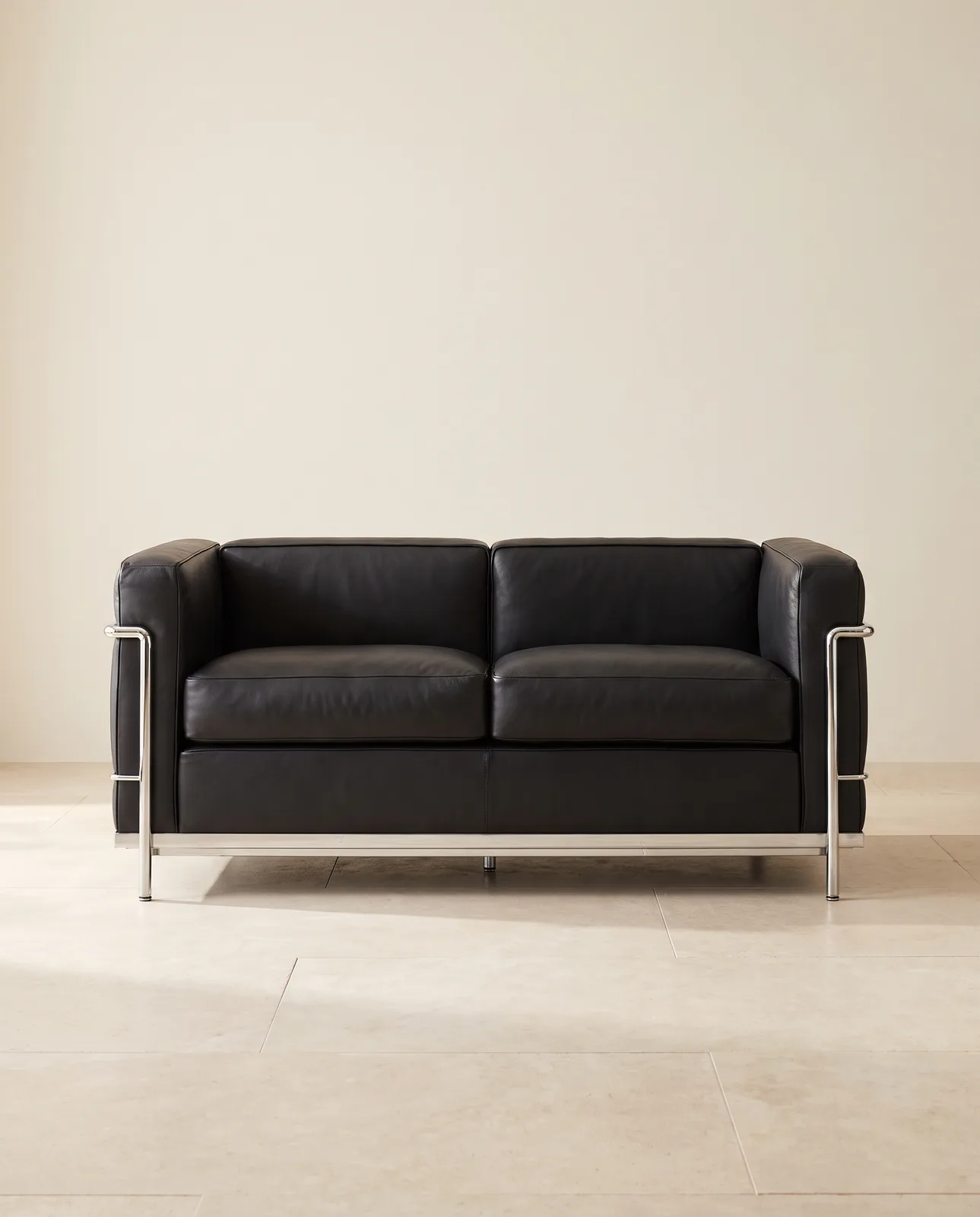 Ikonisches Möbelstück: LC3 Grand Confort Sofa in glänzendem Schwarzleder