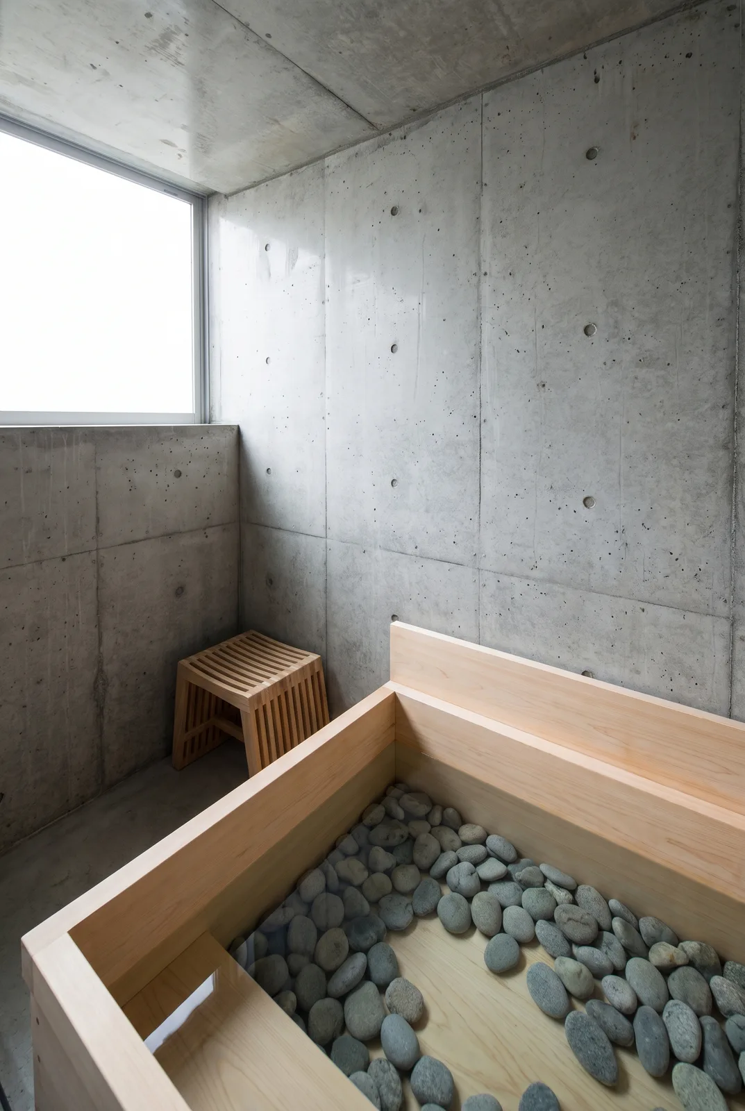 Shibui-Stille trifft Brutalismus-Bad
