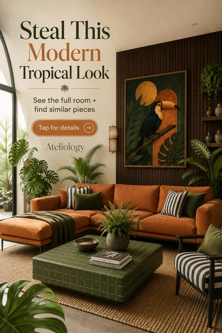 Vorhandenes Ateliology-Tropical-Wohnzimmer mit Terrakotta-Sofa, Pflanzen und dunklem Holz